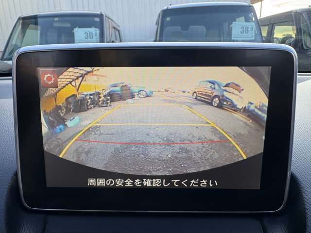 バックカメラを装備しておりますので安全にバックする事が可能になっております♪バックが苦手な方でも安心して駐車する事が出来ますよ♪
