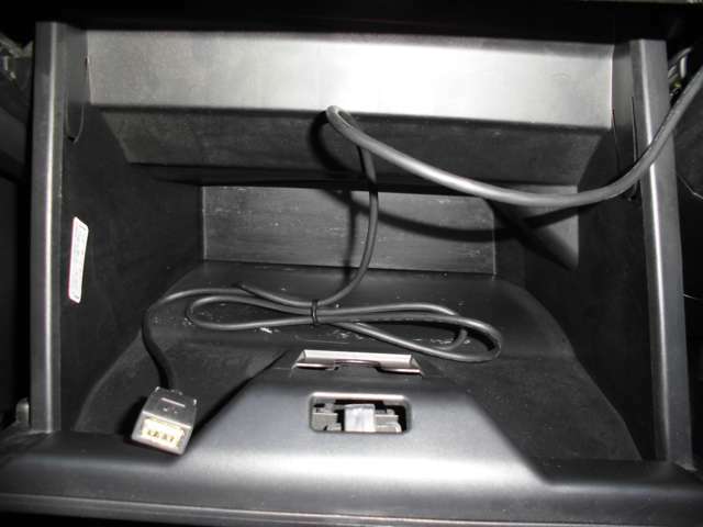 助手席のグルーブボックスになります。USBtype-Aのコネクタが1本あります。