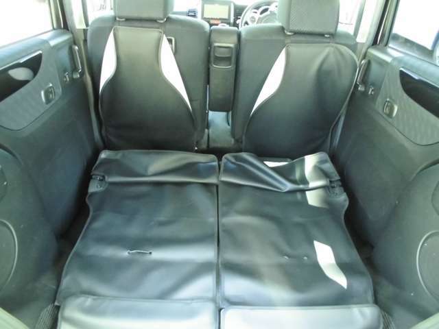 後部座席を倒すことが可能で、荷物の積載スペースを増やすことができます。