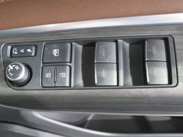パワーウィンドのスイッチです。運転席に座りながら、助手席や後席の窓を開け閉めできるので大変便利ですよ。