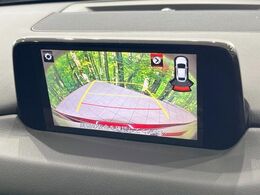 【バックカメラ】駐車時に後方がリアルタイム映像で確認できます。大型商業施設や立体駐車場での駐車時や、夜間のバック時に大活躍！運転スキルに関わらず、今や必須となった装備のひとつです！