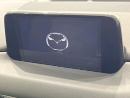 【マツダコネクトナビ】車内の雰囲気にマッチした一体型タイプのナビ。各種車輌設定やBluetooth再生等、様々な機能が楽しめます。直感的なダイヤル操作が可能で、使い勝手も良好です。