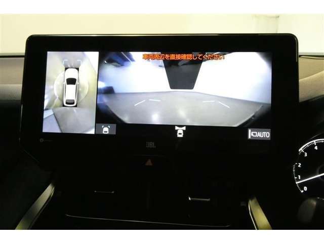 フロントモニターがついておりますので、見通しの悪いT字路から出られる際にも便利です！
