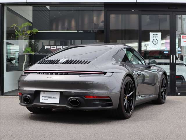 エクステリア：リア ライトストリップに統合されたPORSCHEロゴ
