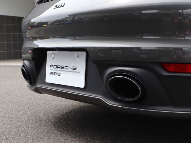 ドライブトレイン、シャシー：スポーツエグゾーストシステム、ブラック カラーテールパイプ (OP)