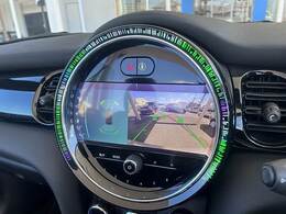 【バックカメラ】装備。後方確認に役立ち、楽々駐車やバックをしていただけます。