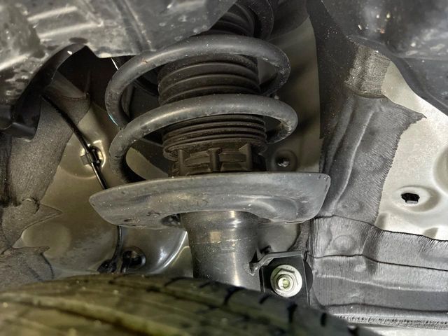 お車を安心してお乗りいただく為には、足回りの定期点検が欠かせません。サービスサポート（有償保証）では無料点検もご提供しており、安心のカーライフをお過ごしいただけるサポート体制が整っています。
