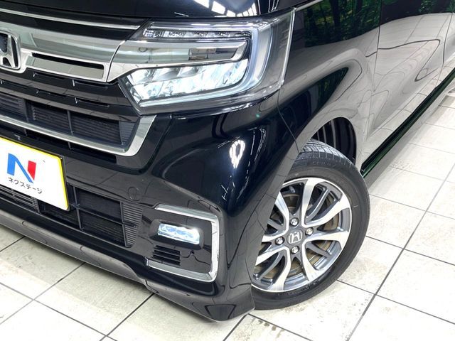 【LEDヘッドライト】悪天候や夜間走行時も良好な視界を確保し安心して運転できる高輝度LEDヘッドライトを装備！点灯速度が早く、消費電力も抑えられています。