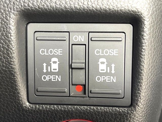 【両側パワースライドドア】スマートキーや運転席のスイッチで後席両側スライドドアの開閉が可能♪電動だから力を入れてドアを開ける必要が無く、小さなお子様でも簡単に開け閉めでき快適です♪