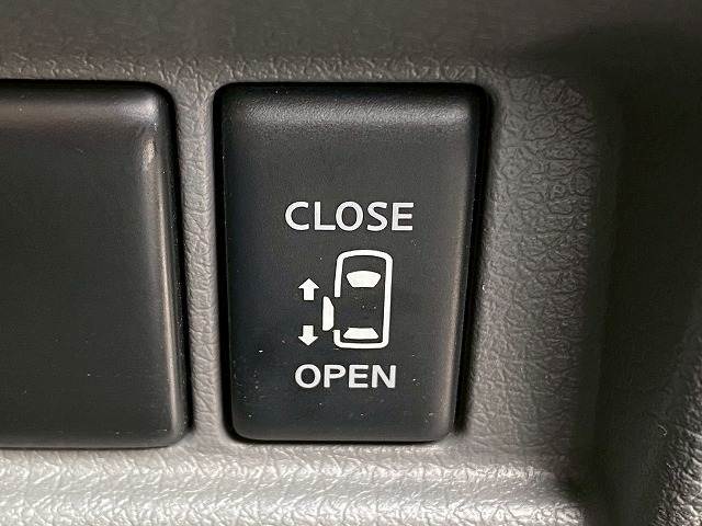【電動スライドドア】運転席よりボタンひとつで開閉可能なスライドドアです。雨の日のお迎えの時など役立ちますね。