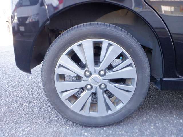 15インチアルミホイール！！格好良くてホイールがあなたの愛車をいっそう輝かせます☆