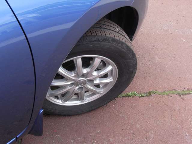 185/70R14タイヤ＋アルミホイールです。※夏タイヤは新品に交換しご納車させていただきます。　スタッドレスタイヤや各種オプションのご注文も承っております(^^)！