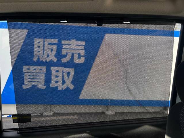 【ロールシェード】日差しや車外からの光が眩しいときにサッと引き出して使える、ロール格納タイプのサンシェードを装備。後席に乗ったお子様がウトウトしだした時など、ぜひご活用ください♪