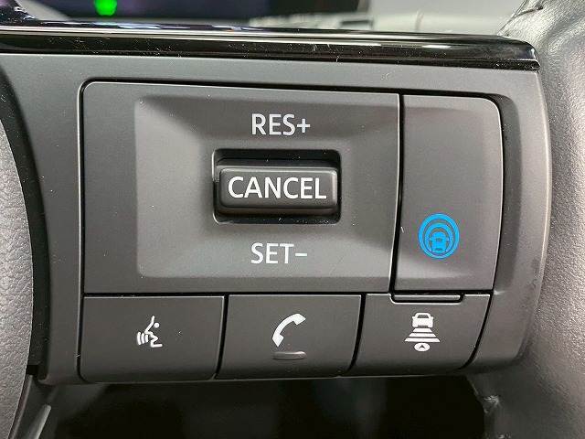 【プロパイロット】運転支援システムが搭載されております。全車速域追従式クルーズコントロールやレーンキープで長距離運転をアシスト。
