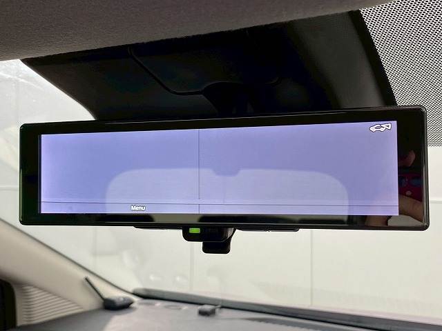 【デジタルインナーミラー】を搭載しております。ミラーにより後方確認ができますので、駐車の際などに役立ちます。