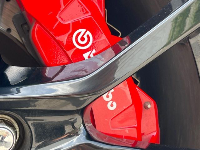 【ブレンボ製キャリパー】ハイパワー車両には強力なブレーキが必須！世界のスーパーカーにも採用されるイタリアの高級メーカー「ブレンボ」を装着！色鮮やかなキャリパーがスポーティな印象を引き立てます♪