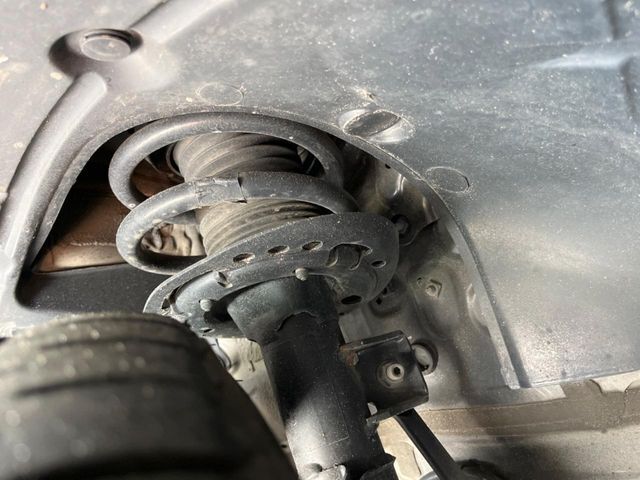 お車を安心してお乗りいただく為には、足回りの定期点検が欠かせません。サービスサポート（有償保証）では無料点検もご提供しており、安心のカーライフをお過ごしいただけるサポート体制が整っています。