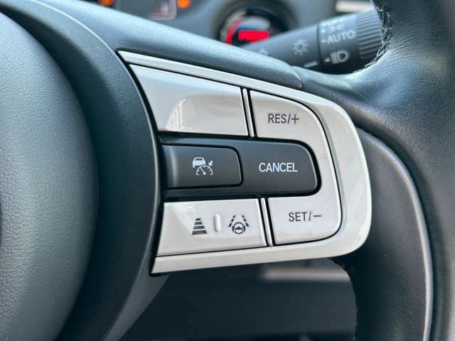 【アダプティブクルーズコントロール（ACC）】アクセルを踏まなくても、設定した速度で走行したり、先行車との車間距離を適切に維持する追従走行できます！機能には限界があるためご注意ください。