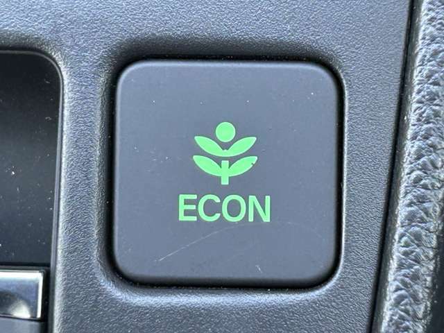 【ECONモード（イーコン）】クルマの動きを管理するシステムです。燃費を優先に自動制御されるもので、低燃費走行を自然にできるようになります。