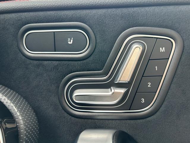 【シートメモリー】運転を交代するたびに、いちいち合わせ直すのは面倒、急いでいるときに直し忘れていたりすると、危ないことも。各自の最適なシート位置がスイッチ一つで再現できるので、とってもスムーズ。
