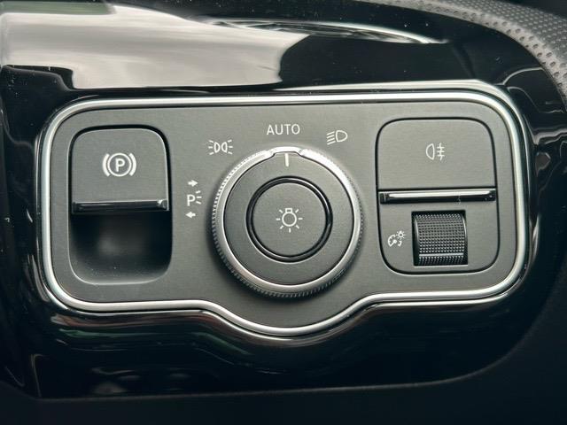 【電動パーキングブレーキ】パーキングブレーキが電動で昇降します。オートホールド機能で交差点でブレーキ状態を保持してくれるので、運転の負担が大幅に軽減されます♪
