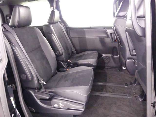 ゆとりある広々とした車内空間は、ドライブを始め買い物やレジャーなど、幅広く活躍します。一人でもみんなとでもお出かけを楽しみましょう！