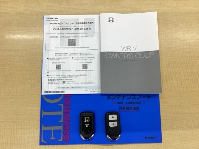 新車保証書・取扱説明書・スペアキーついてます。