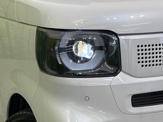 【LEDヘッドライト】悪天候や夜間走行時も良好な視界を確保し安心して運転できる高輝度LEDヘッドライトを装備！点灯速度が早く、消費電力も抑えられています。
