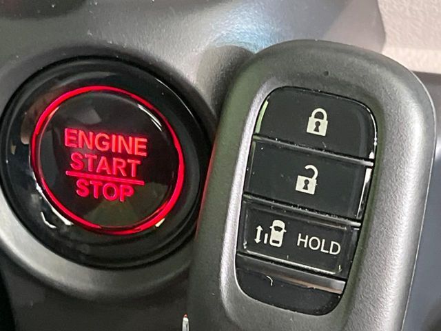 【Hondaスマートキー】カバンやポケットに入れたままでもドアの施錠・解錠が可能なスマートキーを装備。エンジンのオン・オフ時もカギを取り出す必要が無いからとっても便利です♪
