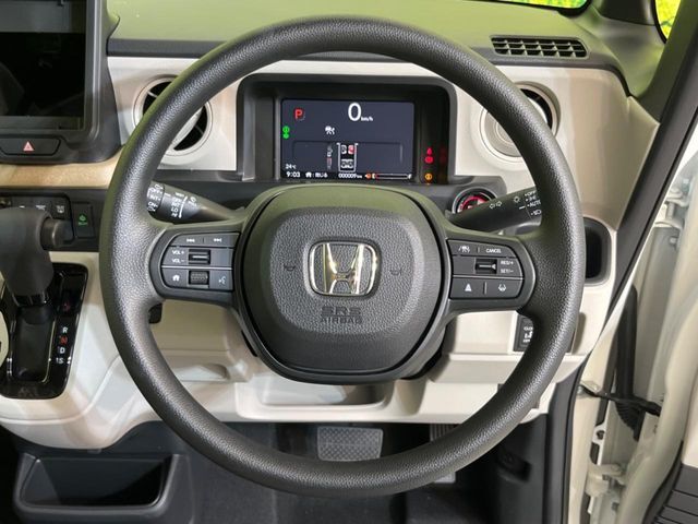 インテリアに合わせたデザインのステアリングは、運転される方のことも考え、運転しやすい形状、大きさです。是非一度、実際に触ってお確かめください。
