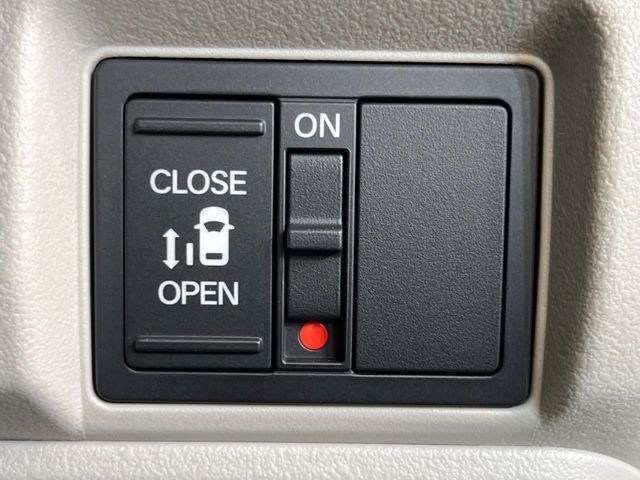 【パワースライドドア】スマートキーや運転席のスイッチでスライドドアの開閉が可能♪電動だから力を入れてドアを開ける必要が無く、小さいお子様でも、重い荷物を持っている時もラクに開け閉めできます♪