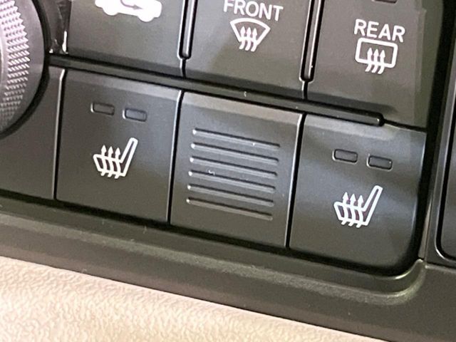 【シートヒーター】寒い日に重宝するシートヒーター！エアコンより早く温まってくれるので寒がりの人も安心ですね♪エアコンの温風は乾燥するから苦手、という方にもをおすすめです。