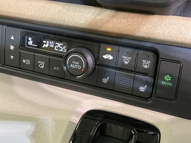 【オートエアコン】一度お好みの温度に設定すれば、車内の温度を検知し風量や温度を自動で調整。暑い…寒い…と何度もスイッチ操作をする必要はありません。快適な車内空間には必須の機能ですね♪