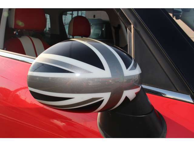 ミラーをドライバーに適した位置に調節することや、格納することがボタン一つで操作可能！手動で調節・格納する手間をなくし、さらに直接ミラーに触れずにすむことで指紋などから汚れも防ぐことができます！