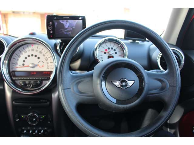 毎日触れるハンドル部分。こちらは傷もなく、キレイに保たれています。もちろん安全を守るエアバックも装備しているので、安心してお乗り頂けます。