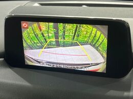 【バックカメラ】駐車時に後方がリアルタイム映像で確認できます。大型商業施設や立体駐車場での駐車時や、夜間のバック時に大活躍！運転スキルに関わらず、今や必須となった装備のひとつです！