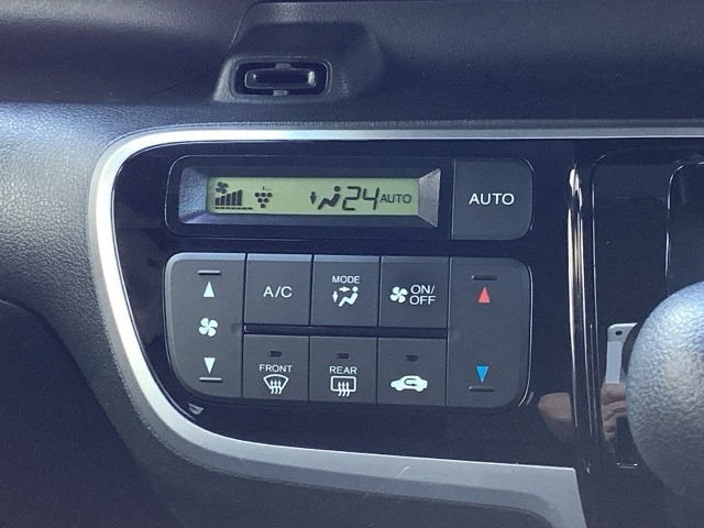 フルオートエアコンなので、スイッチ1つでオールシーズン快適温度に設定する事が出来ます。
