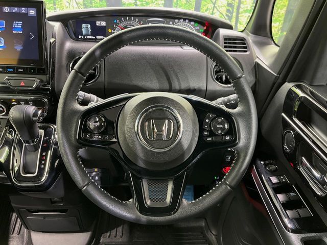 【純正革巻きステアリング】上質な革を使用することで、手にしっかり馴染みとても運転しやすいハンドルです♪