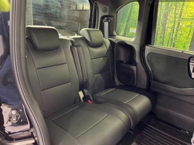 後部座席も気になるようなキズ・汚れやへたり等、大きなダメージはなく、良好な状態です。