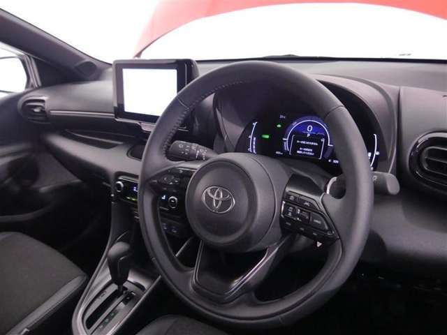【運転席まわり】・・・ハンドルやシートなども隅々までクリーニング済み。キレイな車内でドライブがより一層快適にお楽しみいただけると思います。