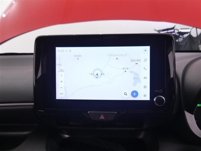 【ディスプレイオーディオ】・・・大型ディスプレイに各種オーディオ機能（AM/FMチューナー、Bluetooth対応）とスマートフォン連携機能を搭載。