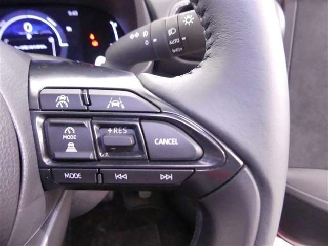 走行中に先行車の様子を検知しながら、設定した車速の範囲内で先行車との距離のキープを支援します。長距離運転中の渋滞なども快適に運転できます。