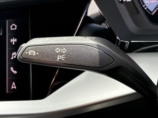 【Audiレーンアシスト】従来の追従クルーズコントロールの機能に加え、レーンをキープし、逸脱しそうな場合は自動的にステアリングを修正します。