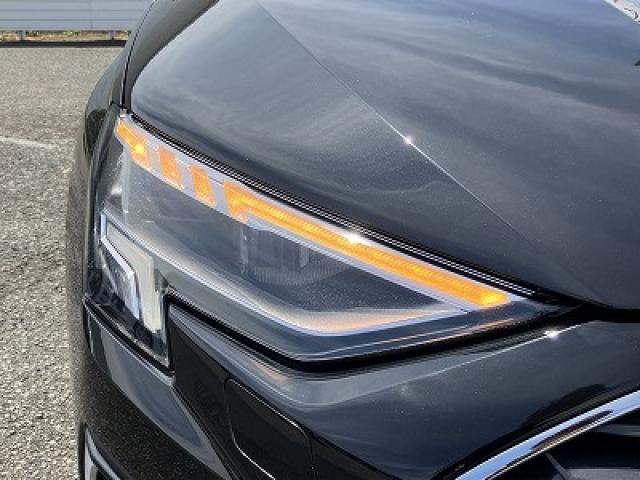 【LEDヘッドライト】太陽光に近い光源で路面を照射するLEDヘッドライトは独特のデザインが特徴。より高い安全性と利便性、かつ消費電力は少なく、長い耐用年数を誇ります。