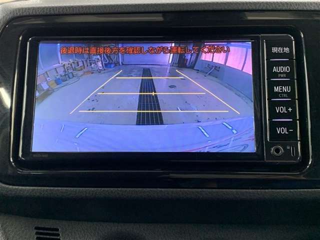 バックモニターで、後方を確認しながら安心して駐車することができます。※カメラが映し出す範囲は限られています。必ず車両周辺の安全を直接確認してください。