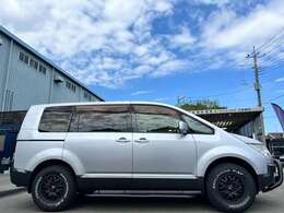 スライドドアなので、送迎時や狭いスペースでの小さいお子様でも乗り降り楽々です♪普段使いからお出掛けまで幅広くお使い頂けます☆　モデルチェンジも少なく、古く見えないのもイイですよね！