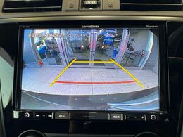 【バックカメラ】駐車時に後方がリアルタイム映像で確認できます。大型商業施設や立体駐車場での駐車時や、夜間のバック時に大活躍！運転スキルに関わらず、今や必須となった装備のひとつです！