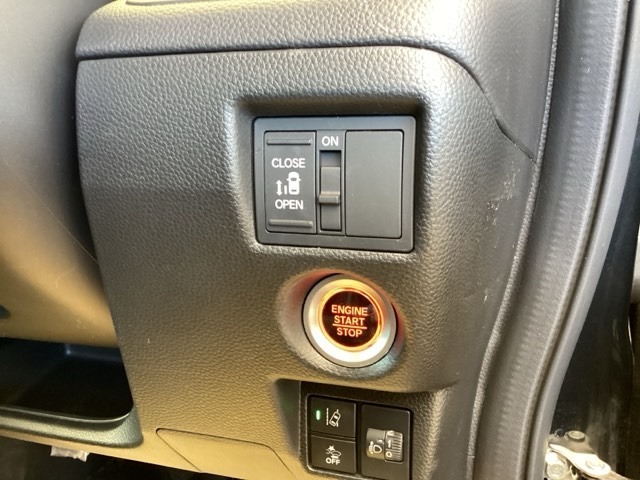 パワースライドドアの開閉はスマートキーのリモコンやドアノブは勿論、運転席側のスイッチ操作でも開閉ができ、安全・簡単です。