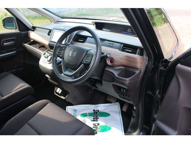 年間車検整備台数2000台以上！指定整備工場も完備しおりますので、車検・点検・オイル交換などイコルの整備士にお任せ下さい！！早い者勝ちお得なクルマが待ってます！