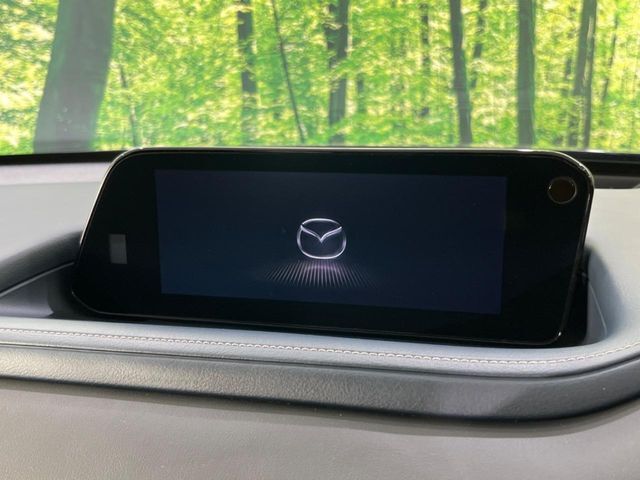 【8.8インチマツダコネクト】車内の雰囲気にマッチした大型のディスプレイ。スマホ接続でのナビ使用やBluetooth再生等、様々な機能が楽しめます。直感的なダイヤル操作が可能で、使い勝手も良好です。